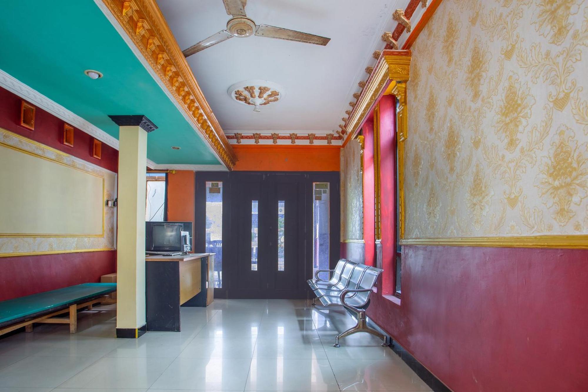 Spot On 2473 Buana Jaya Guest House Чилачап Экстерьер фото