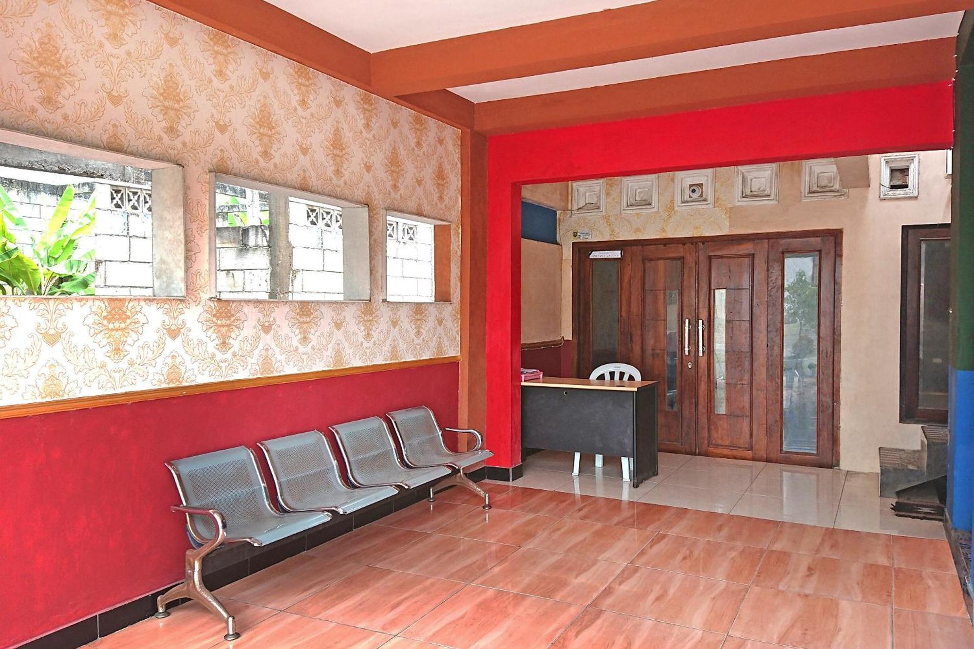 Spot On 2473 Buana Jaya Guest House Чилачап Экстерьер фото