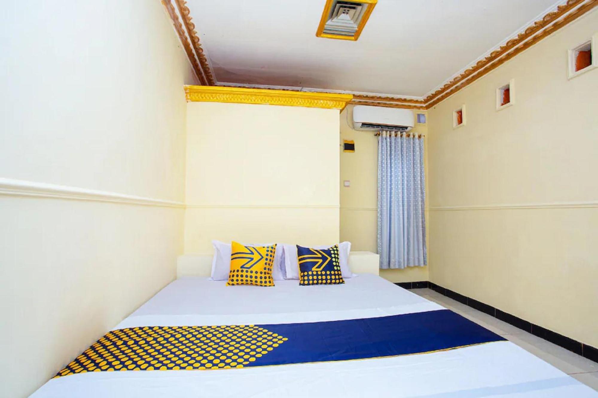 Spot On 2473 Buana Jaya Guest House Чилачап Экстерьер фото