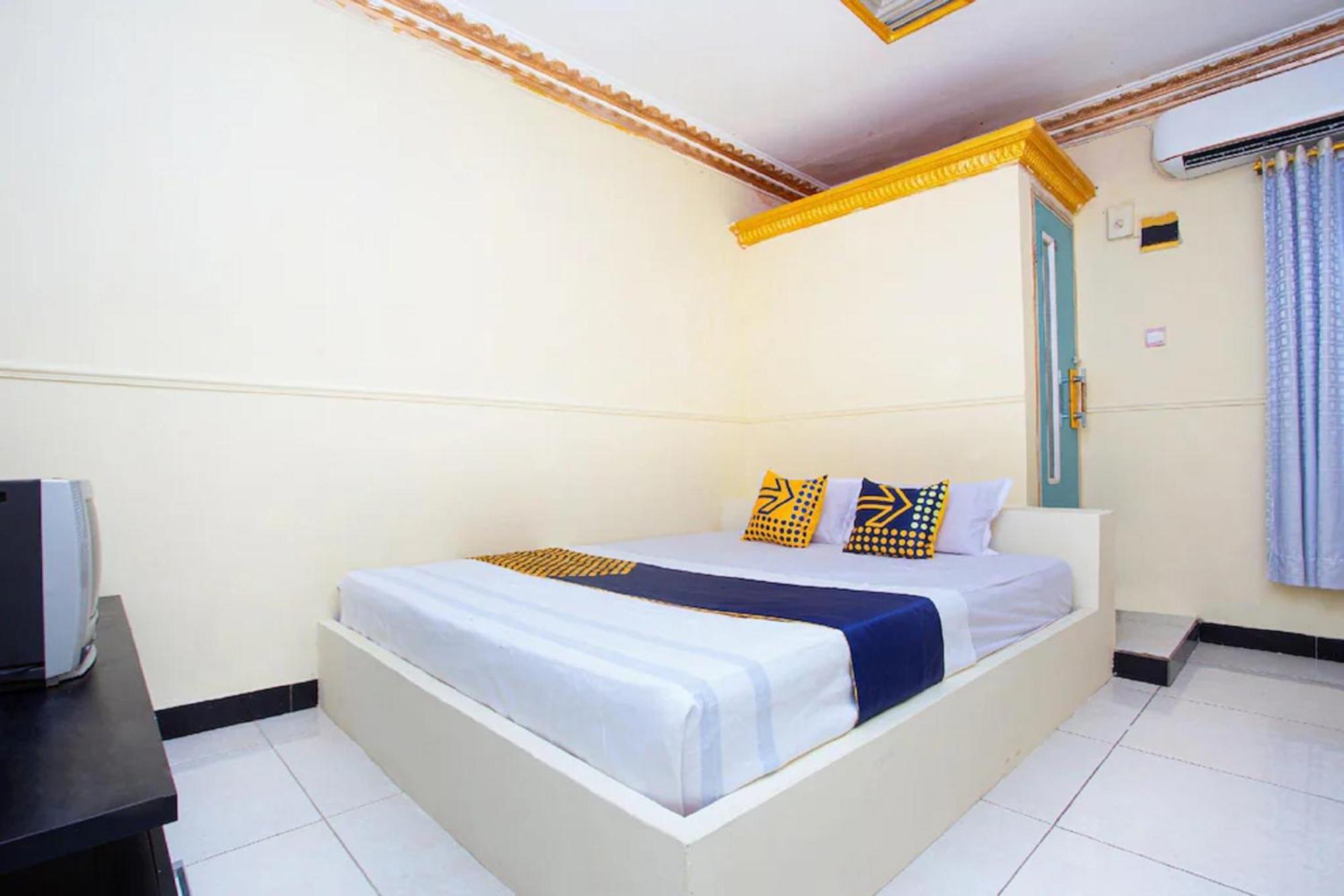 Spot On 2473 Buana Jaya Guest House Чилачап Экстерьер фото